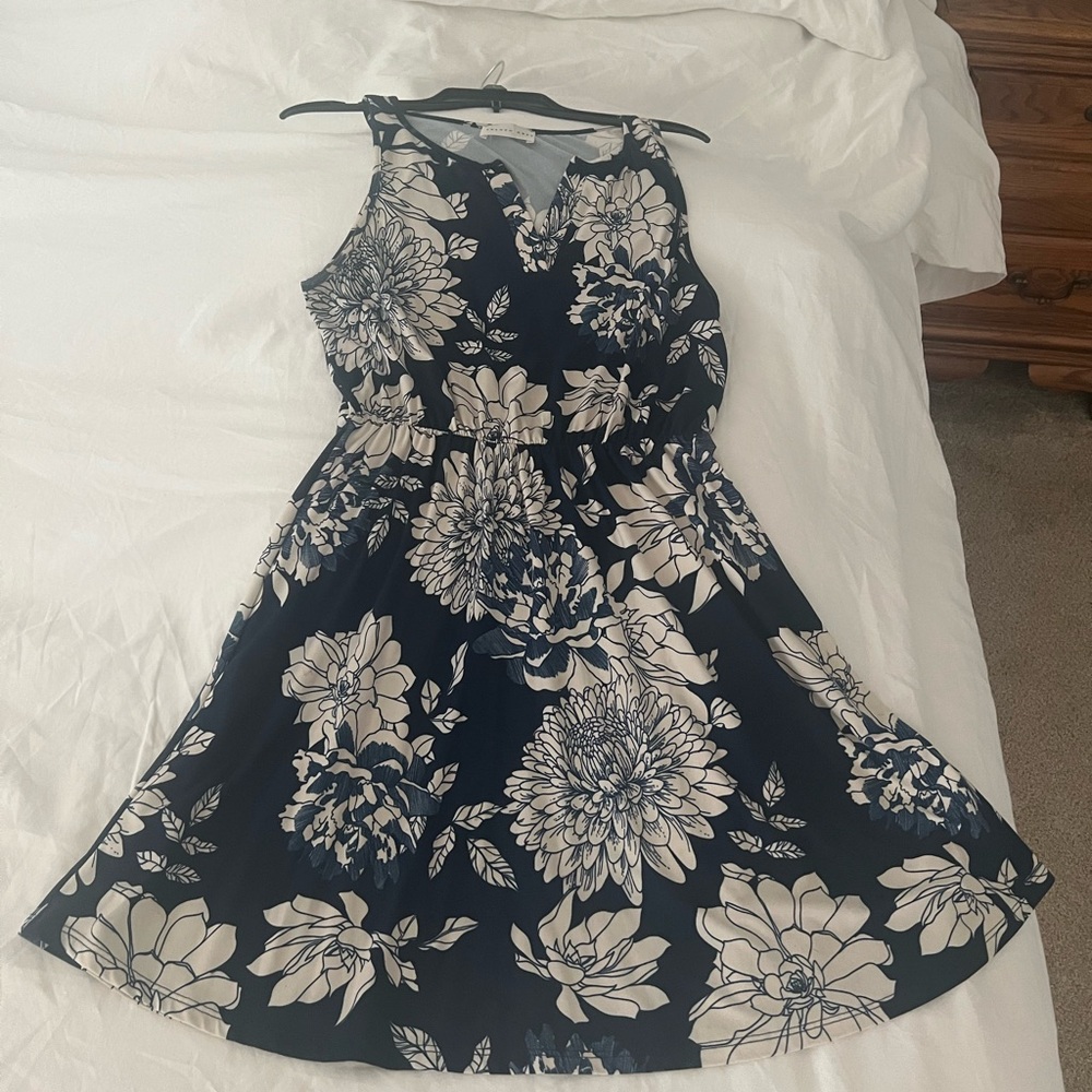 Flirty, flowered everyday dress! French grey, stitch fix dress!